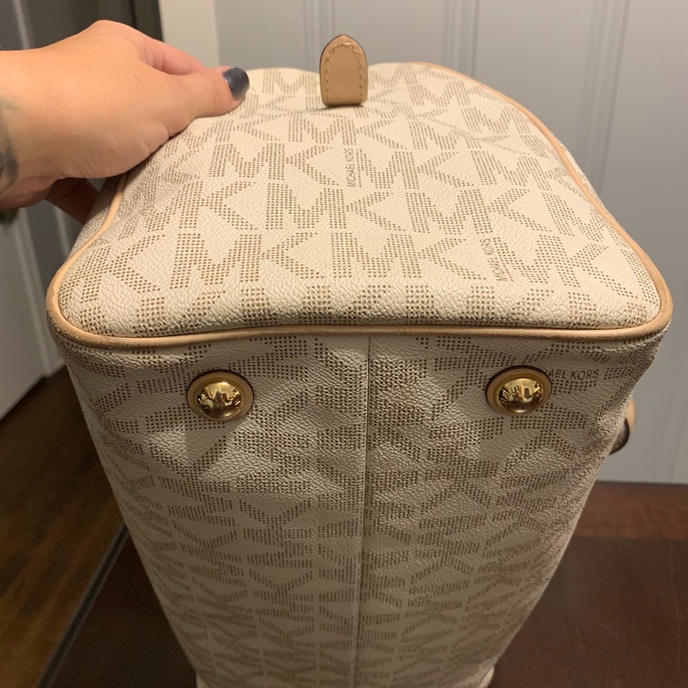 Michael Kors large vanilla Grayson purse - Picture 7 of 8